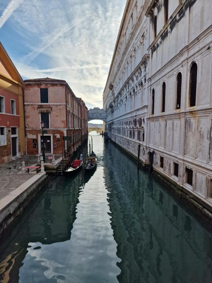 Appartamento Al Centro Di Venezia 6 Posti Letto Veneza Exterior foto